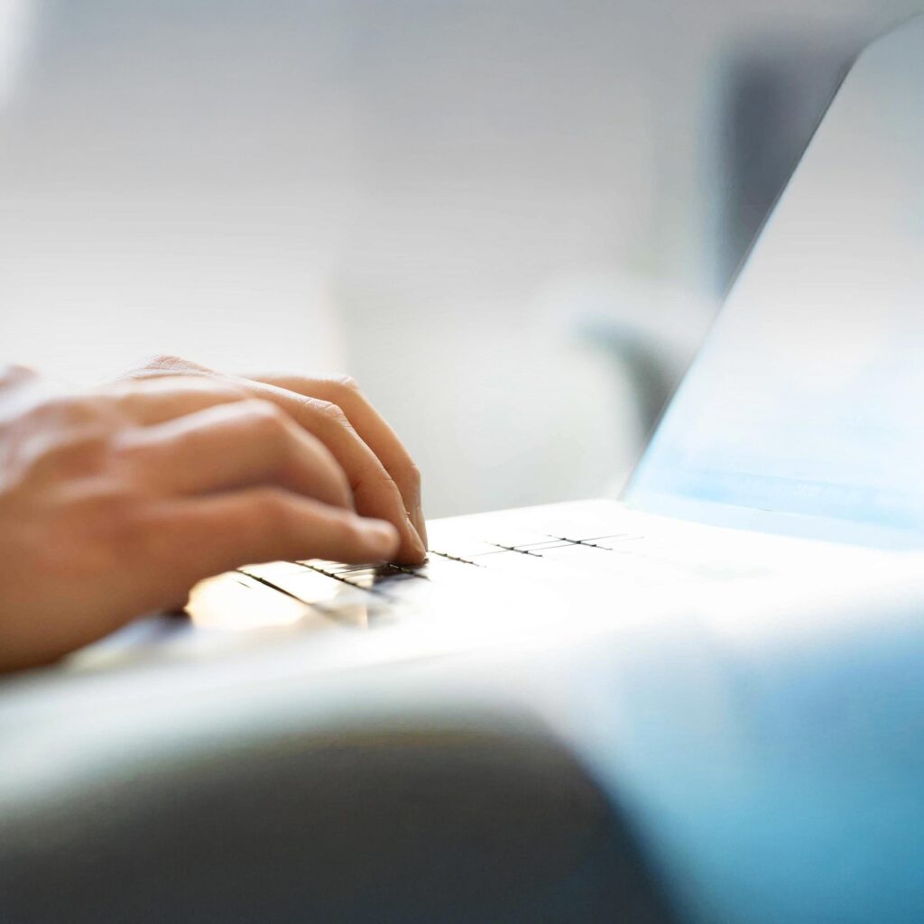 Hände tippen auf Laptop-Tastatur