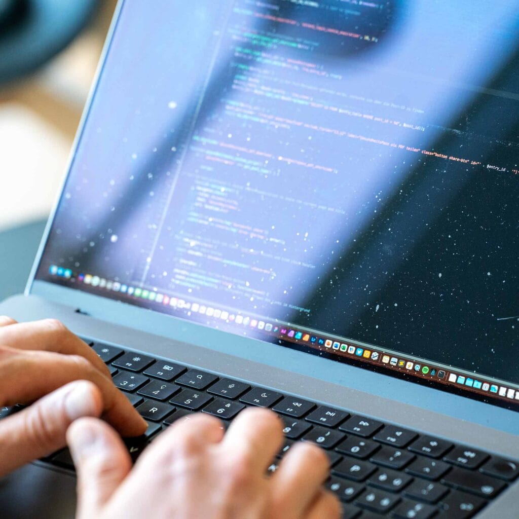 Programmierung am Laptop.